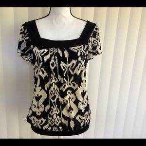 Black & White geometric design - short sleeved blouse